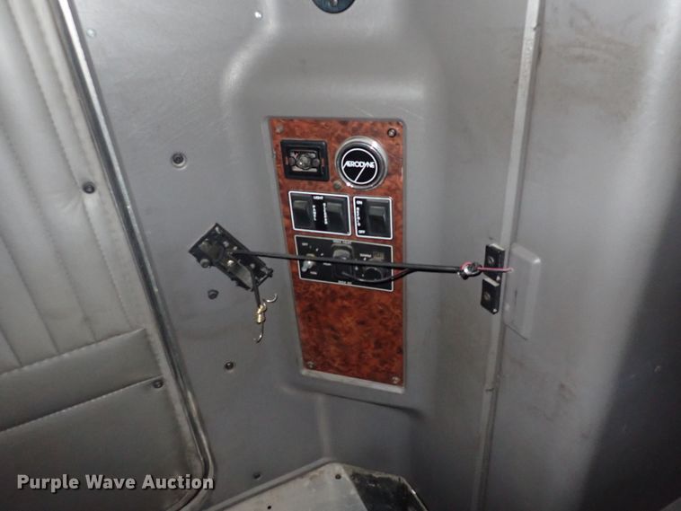 image for item DC4034 2004 Kenworth T600  semi truck