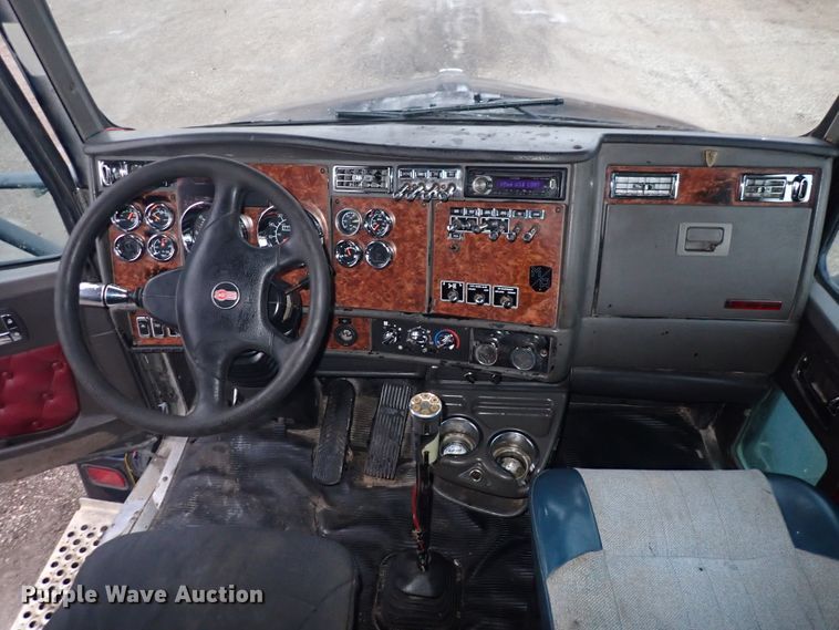 image for item DC4034 2004 Kenworth T600  semi truck