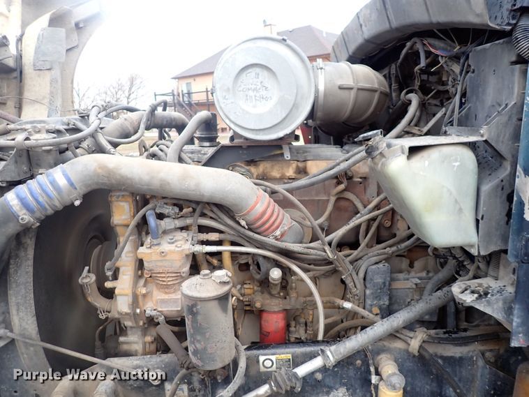 image for item DC4034 2004 Kenworth T600  semi truck