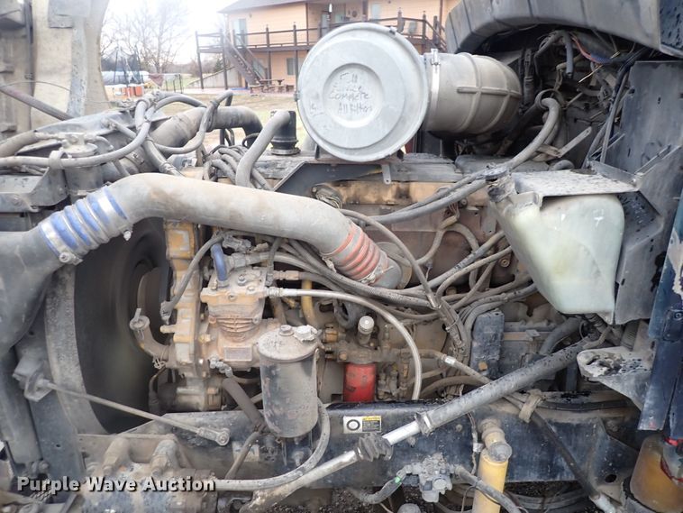 image for item DC4034 2004 Kenworth T600  semi truck