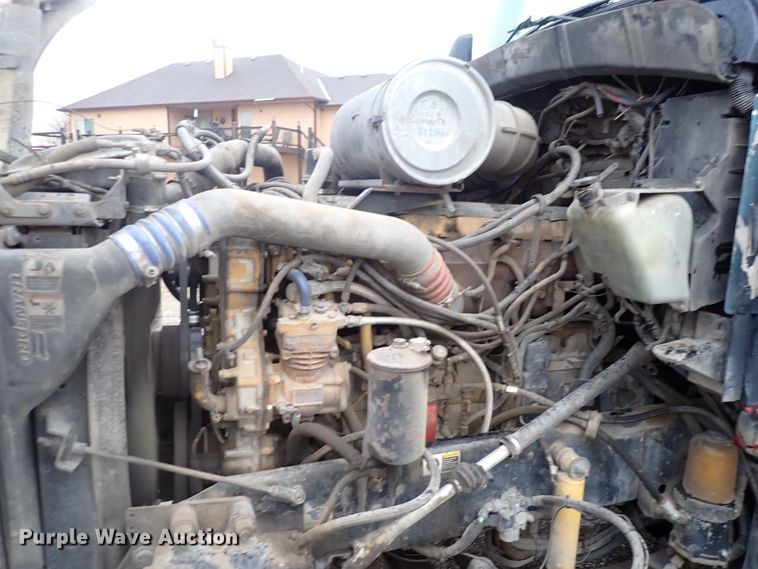 image for item DC4034 2004 Kenworth T600  semi truck