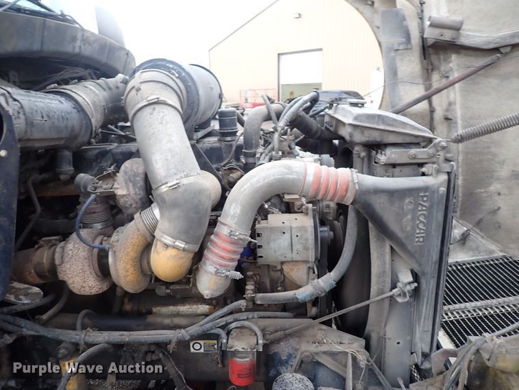 image for item DC4034 2004 Kenworth T600  semi truck