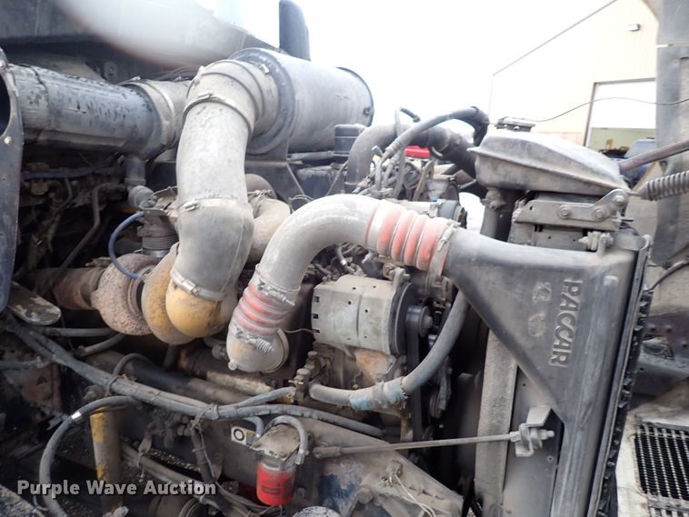 image for item DC4034 2004 Kenworth T600  semi truck