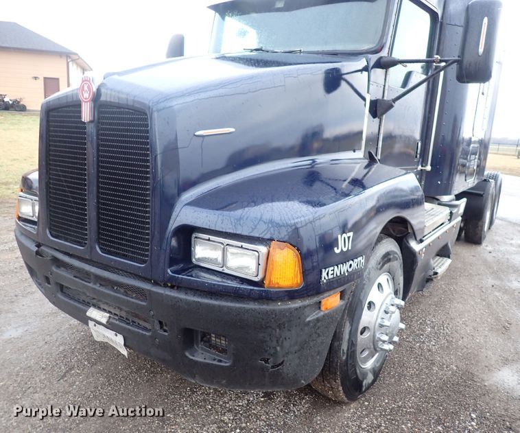 image for item DC4034 2004 Kenworth T600  semi truck