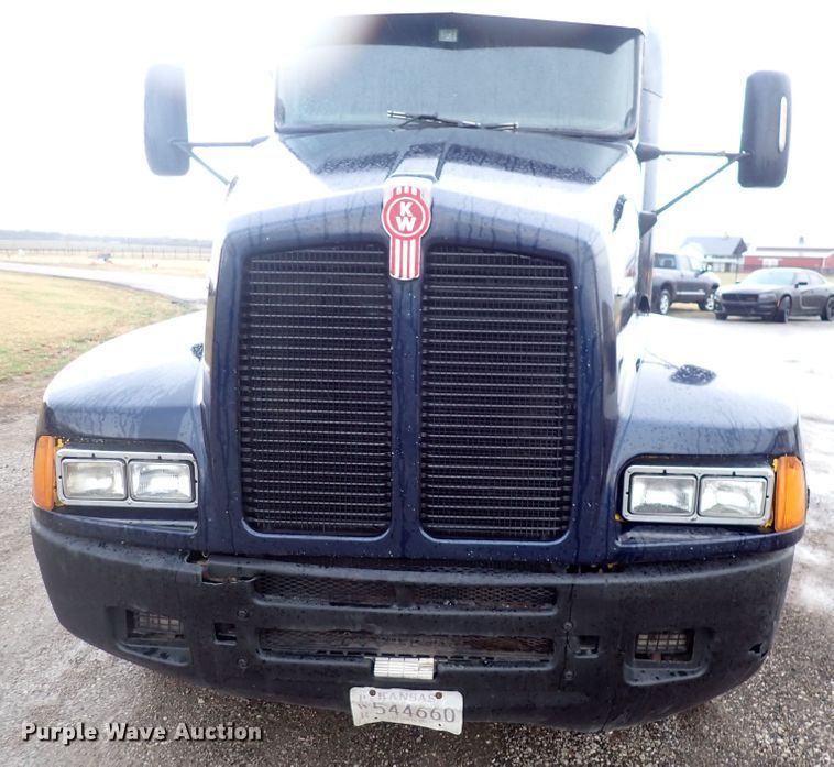 image for item DC4034 2004 Kenworth T600  semi truck