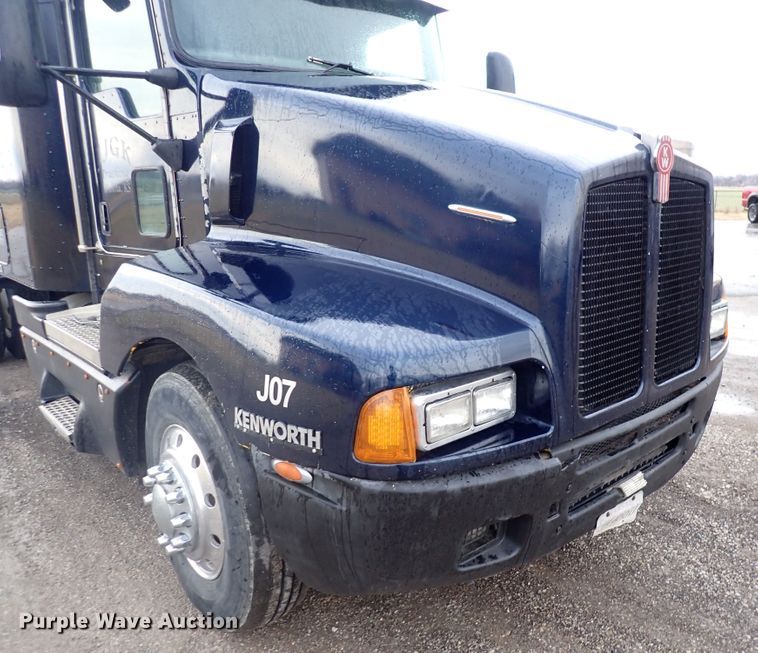 image for item DC4034 2004 Kenworth T600  semi truck