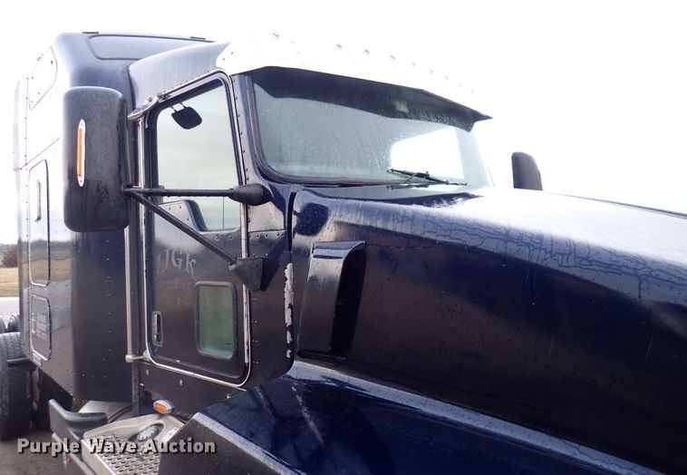 image for item DC4034 2004 Kenworth T600  semi truck