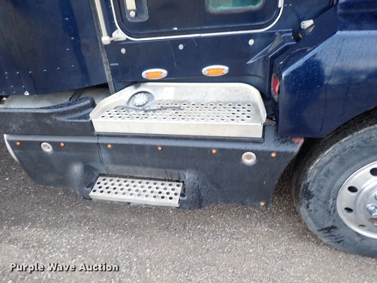 image for item DC4034 2004 Kenworth T600  semi truck