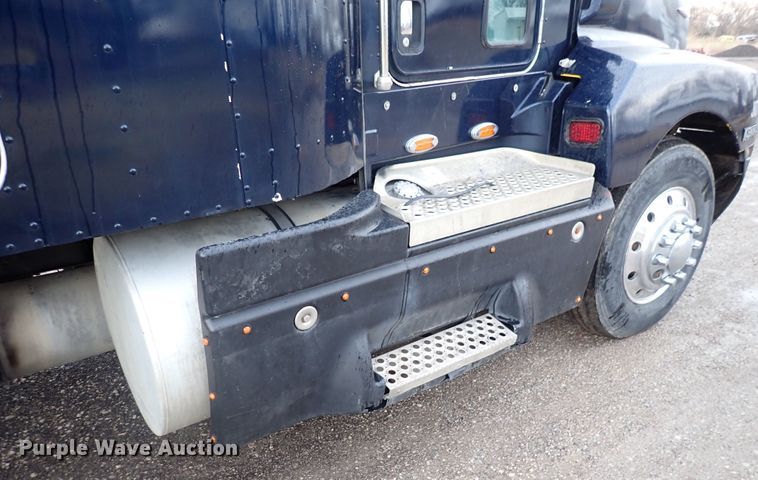 image for item DC4034 2004 Kenworth T600  semi truck