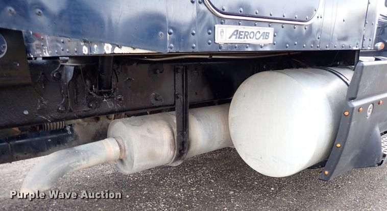 image for item DC4034 2004 Kenworth T600  semi truck