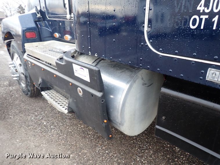 image for item DC4034 2004 Kenworth T600  semi truck