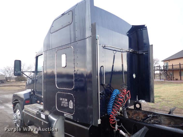 image for item DC4034 2004 Kenworth T600  semi truck