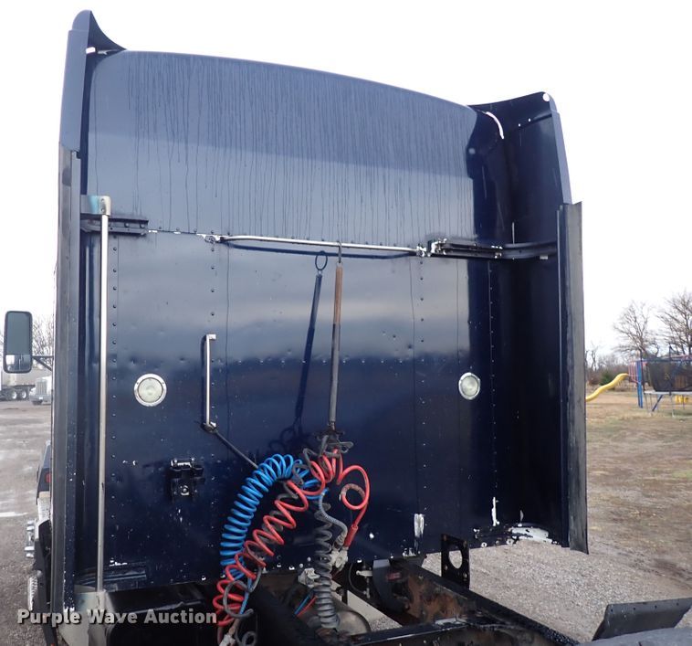 image for item DC4034 2004 Kenworth T600  semi truck