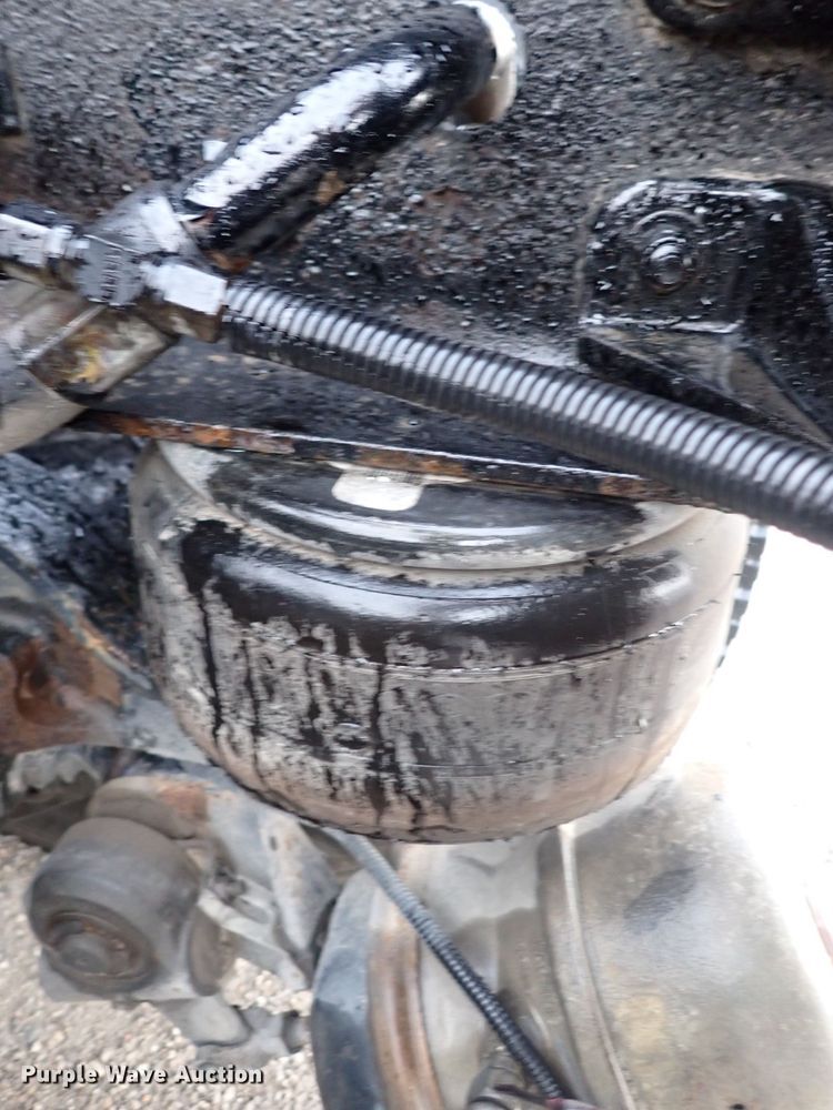 image for item DC4034 2004 Kenworth T600  semi truck