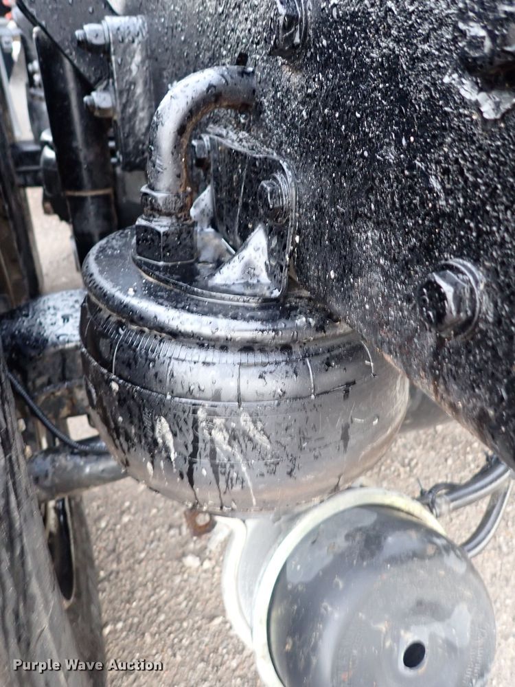 image for item DC4034 2004 Kenworth T600  semi truck