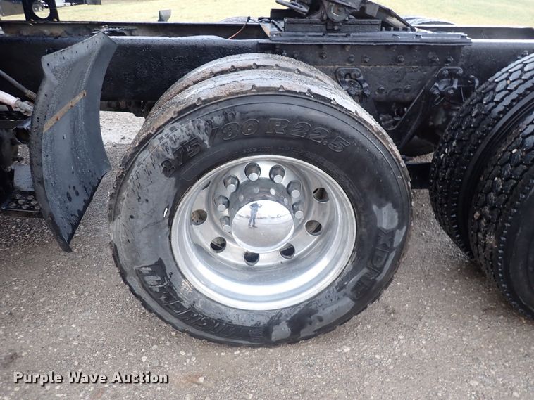 image for item DC4034 2004 Kenworth T600  semi truck