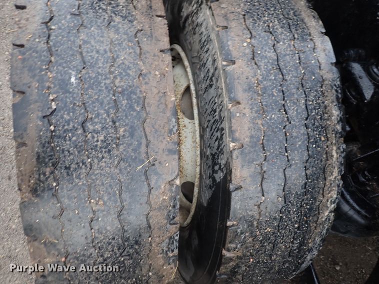 image for item DC4034 2004 Kenworth T600  semi truck