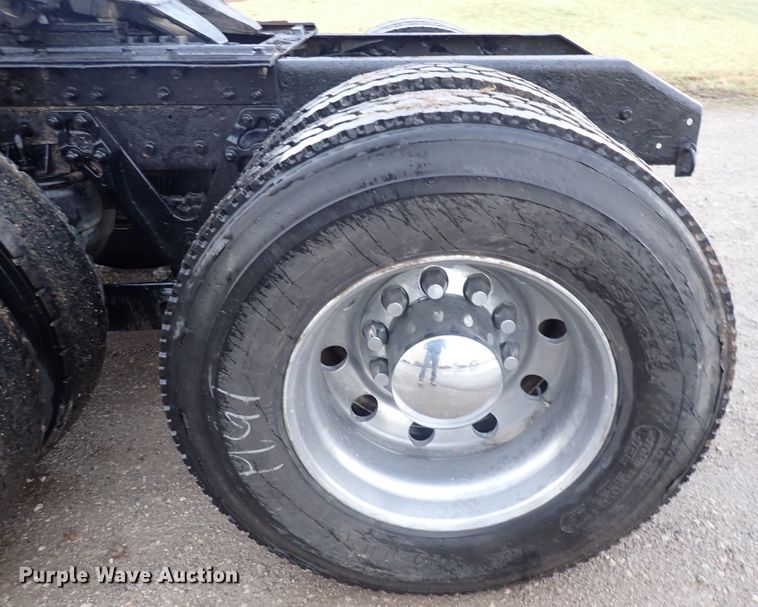 image for item DC4034 2004 Kenworth T600  semi truck