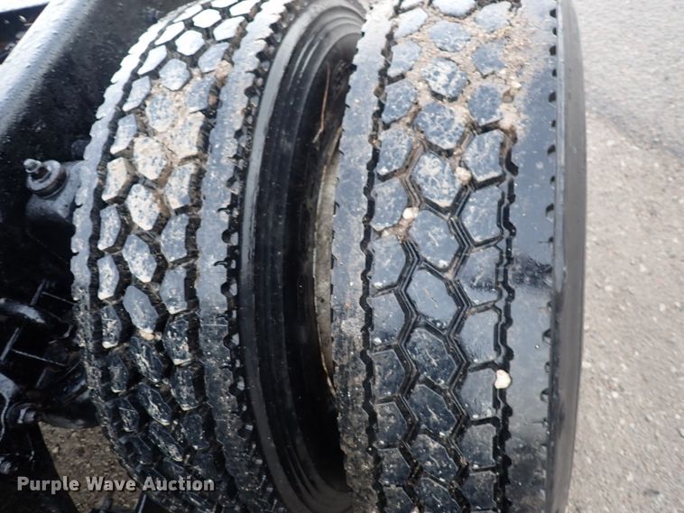 image for item DC4034 2004 Kenworth T600  semi truck