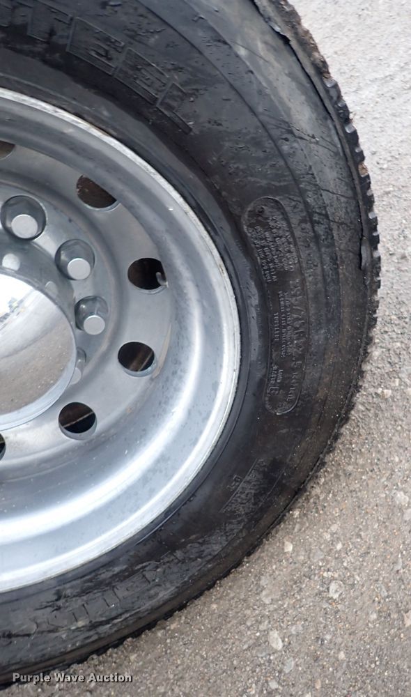 image for item DC4034 2004 Kenworth T600  semi truck