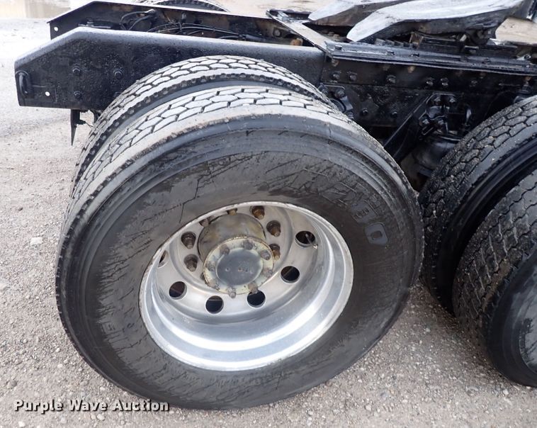 image for item DC4034 2004 Kenworth T600  semi truck