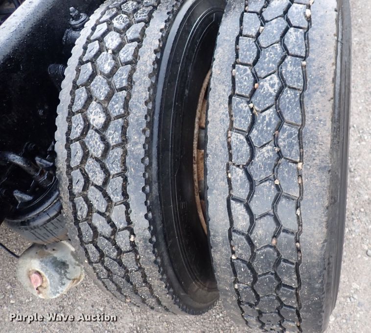 image for item DC4034 2004 Kenworth T600  semi truck