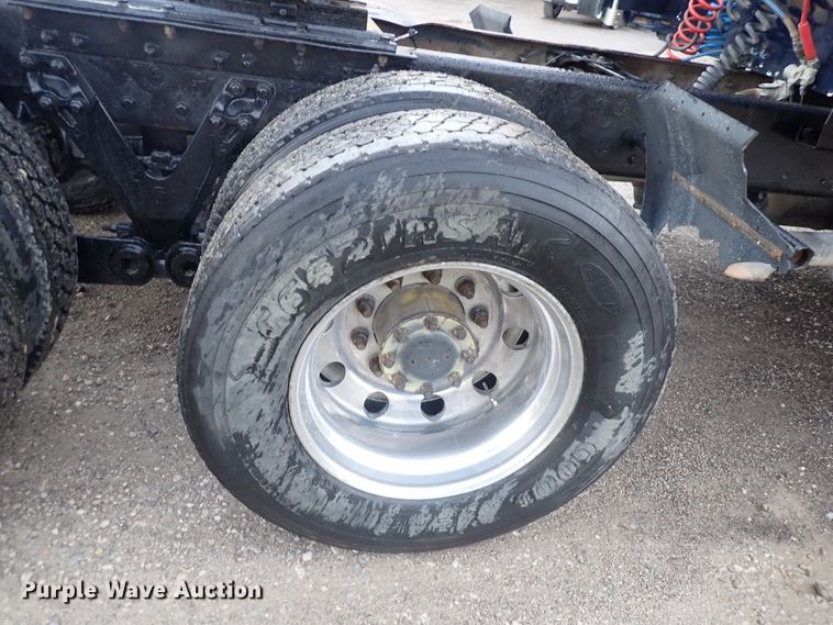 image for item DC4034 2004 Kenworth T600  semi truck