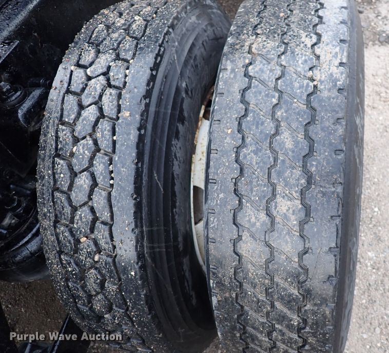 image for item DC4034 2004 Kenworth T600  semi truck