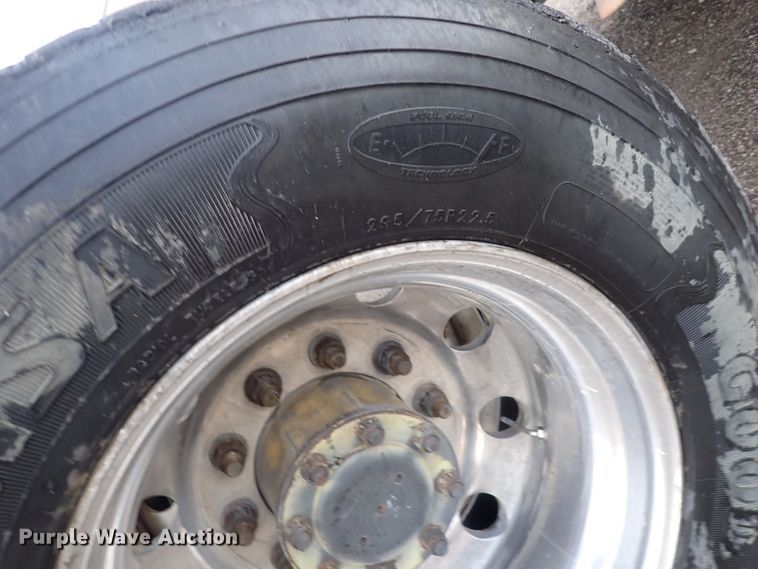 image for item DC4034 2004 Kenworth T600  semi truck