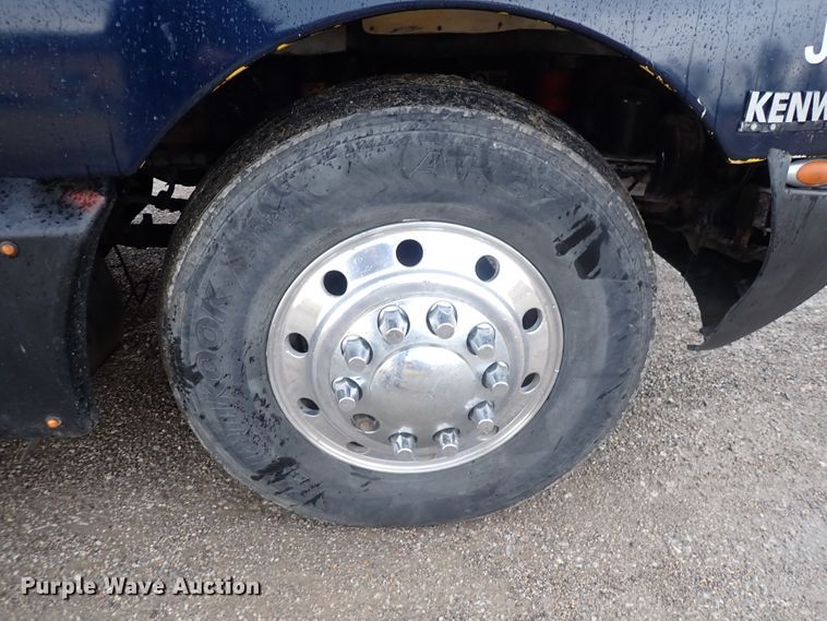 image for item DC4034 2004 Kenworth T600  semi truck