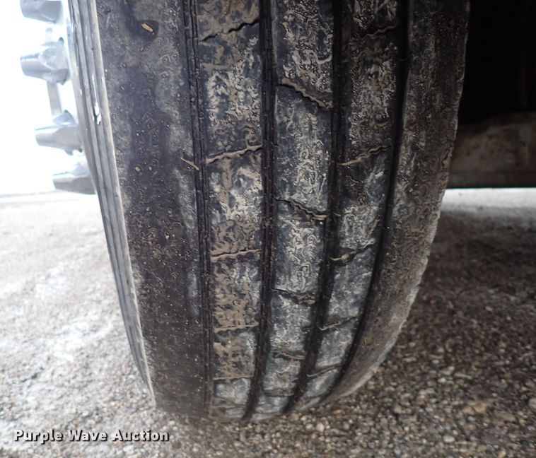 image for item DC4034 2004 Kenworth T600  semi truck