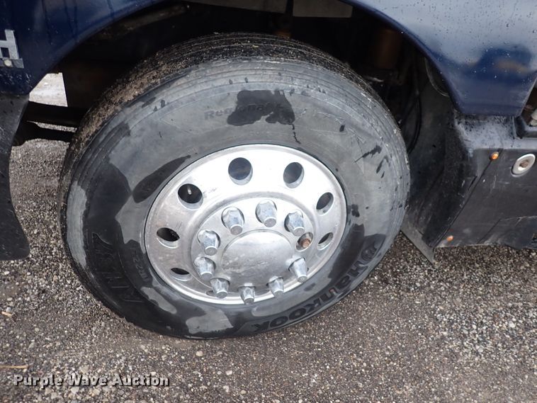 image for item DC4034 2004 Kenworth T600  semi truck