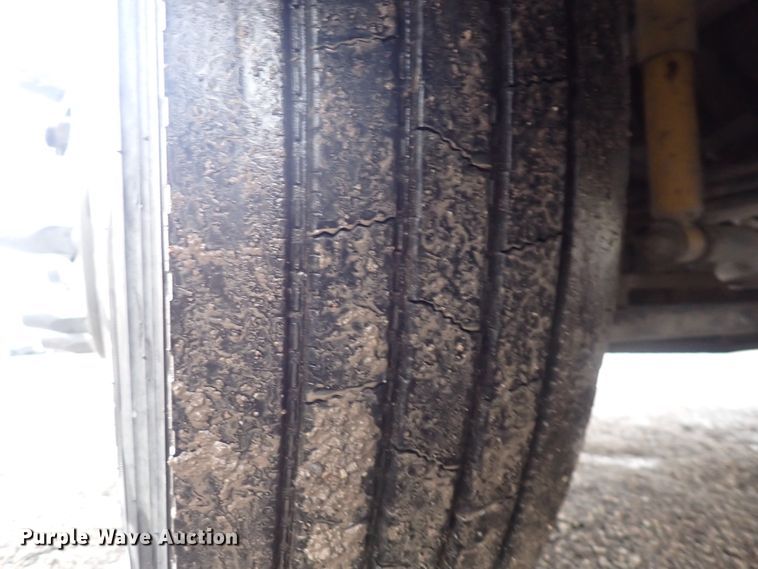 image for item DC4034 2004 Kenworth T600  semi truck