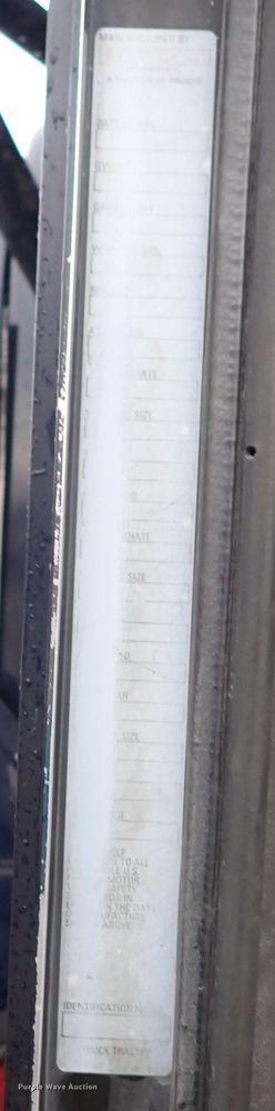 image for item DC4034 2004 Kenworth T600  semi truck