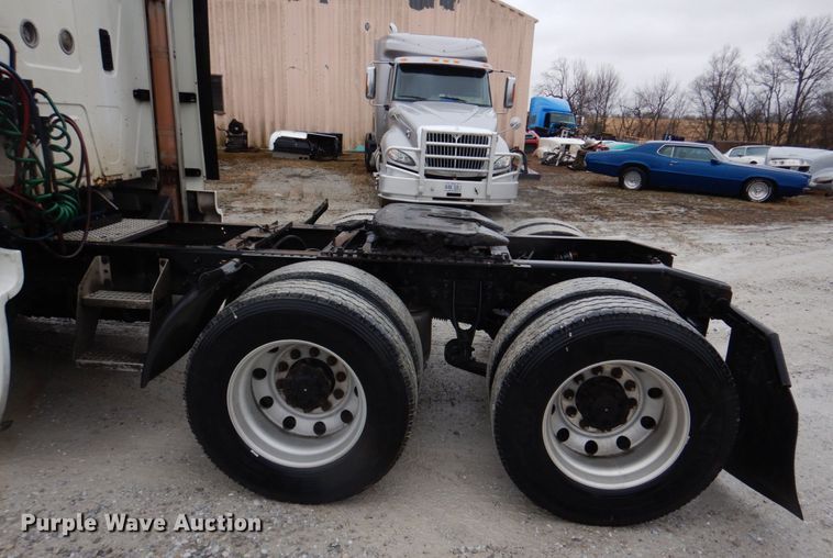 image for item DH8222 2009 International ProStar  semi truck