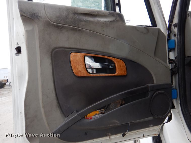 image for item DH8222 2009 International ProStar  semi truck