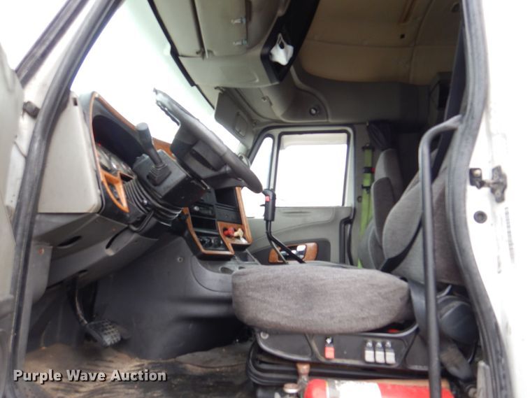 image for item DH8222 2009 International ProStar  semi truck