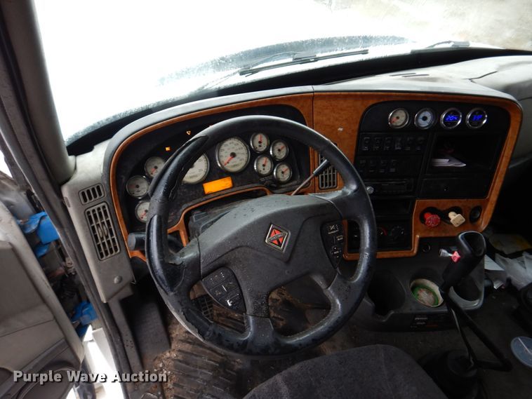 image for item DH8222 2009 International ProStar  semi truck