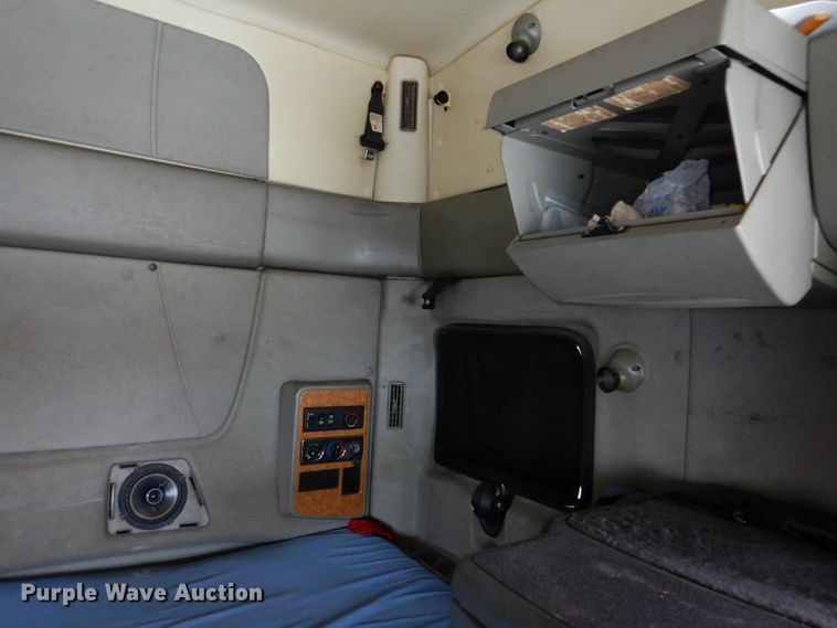 image for item DH8222 2009 International ProStar  semi truck