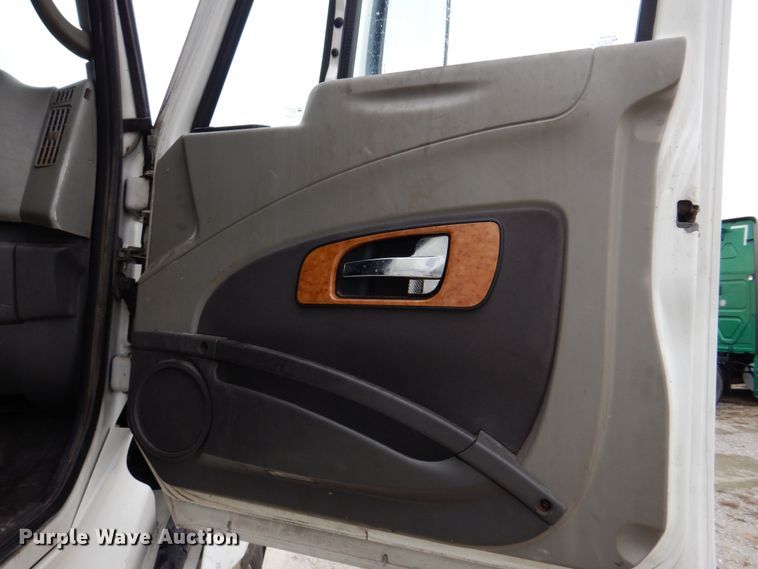 image for item DH8222 2009 International ProStar  semi truck