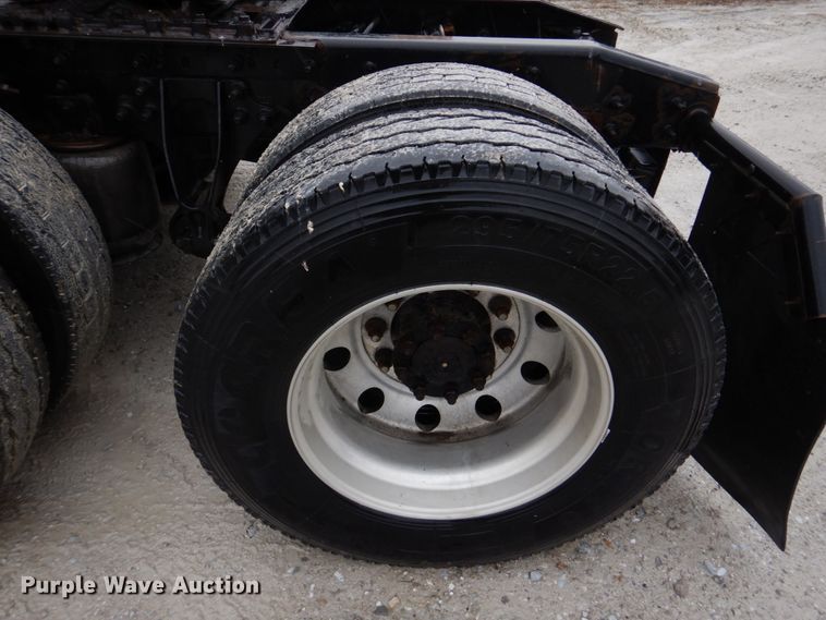 image for item DH8222 2009 International ProStar  semi truck