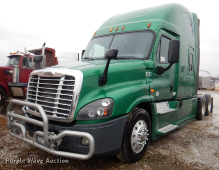 image for item DH8223 2015 Freightliner Cascadia  semi truck