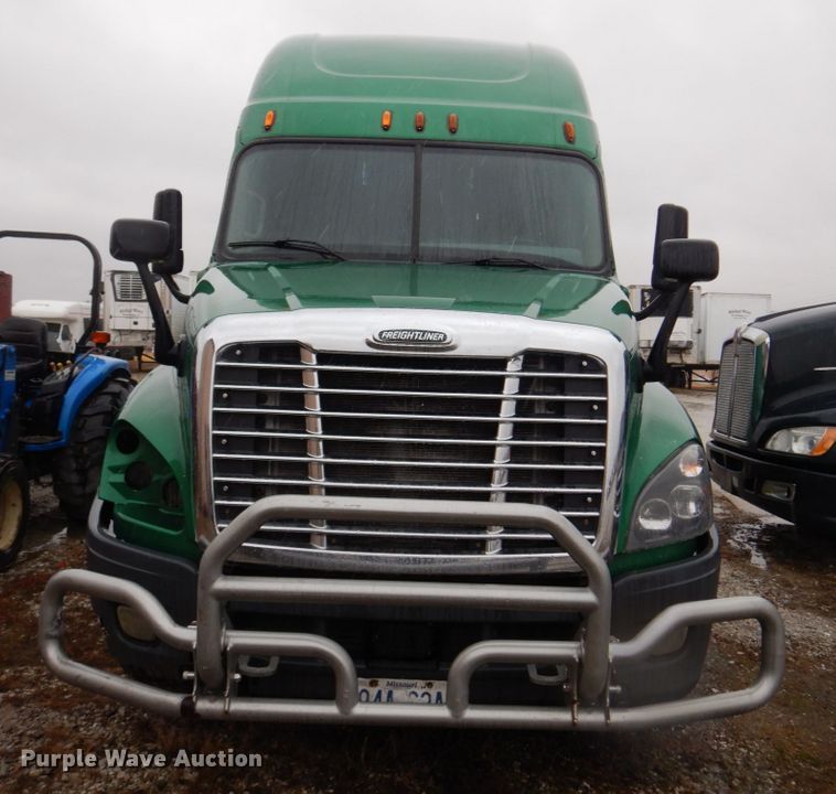 image for item DH8223 2015 Freightliner Cascadia  semi truck