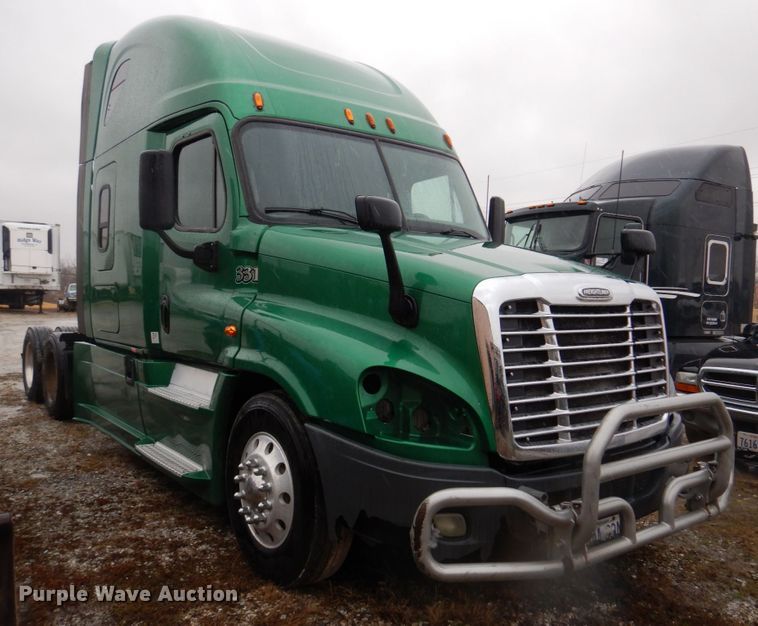 image for item DH8223 2015 Freightliner Cascadia  semi truck