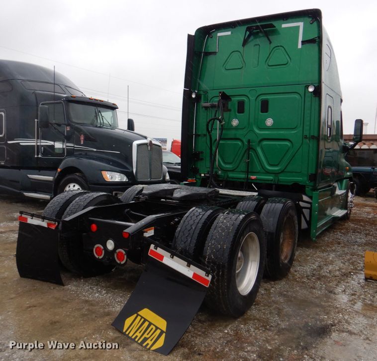 image for item DH8223 2015 Freightliner Cascadia  semi truck