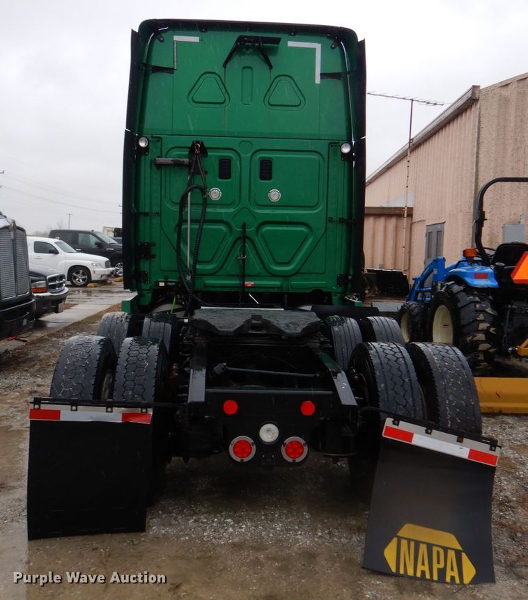 image for item DH8223 2015 Freightliner Cascadia  semi truck