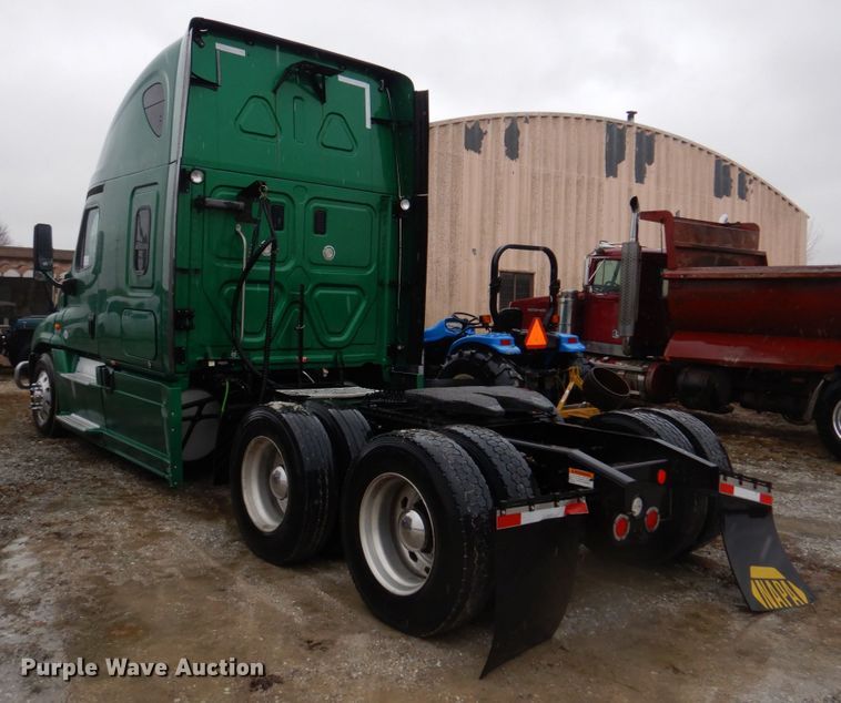 image for item DH8223 2015 Freightliner Cascadia  semi truck