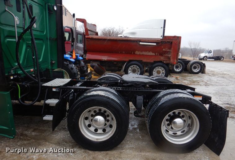 image for item DH8223 2015 Freightliner Cascadia  semi truck