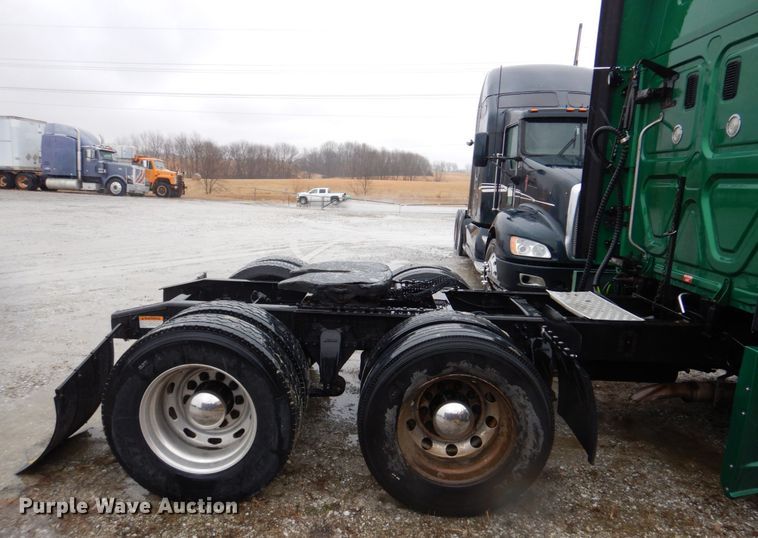 image for item DH8223 2015 Freightliner Cascadia  semi truck