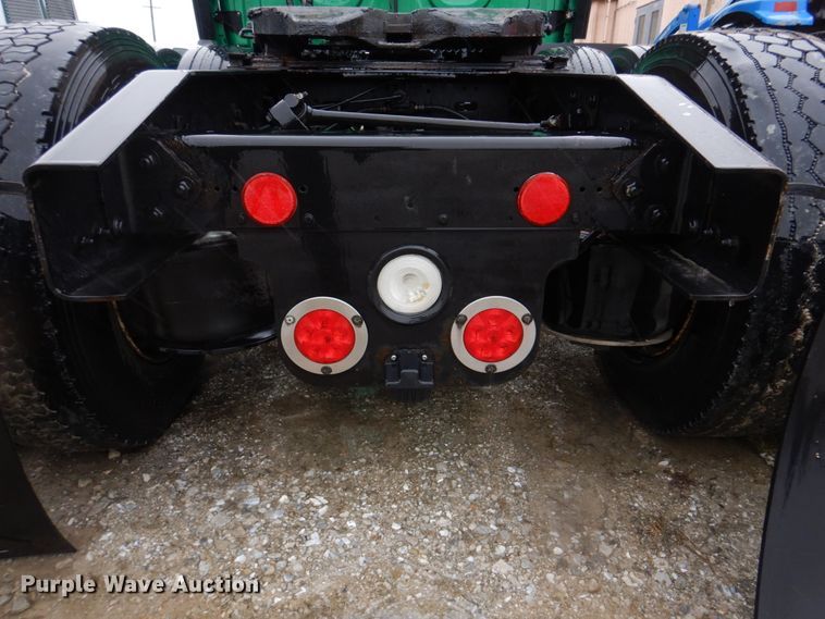 image for item DH8223 2015 Freightliner Cascadia  semi truck